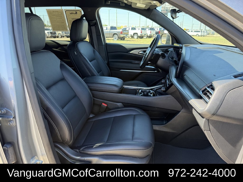 Used 2025 Chevrolet Traverse LT FWD image 29