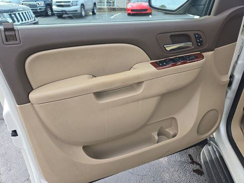 Used 2013 Chevrolet Avalanche LTZ image 12