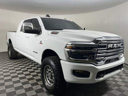 Used 2025 RAM 2500 Laramie AWD/4WD image 3
