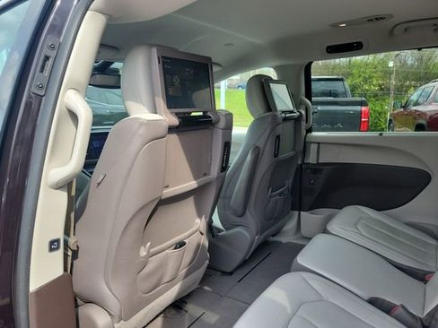 Used 2017 Chrysler Pacifica Touring-L Plus w/ Advanced Safetytec Group FWD image 13