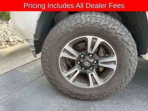 Used 2017 Toyota Tacoma TRD Sport w/ Tow Package (A/T) AWD/4WD image 2