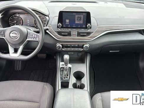 Used 2025 Nissan Altima 2.5 SV FWD image 11