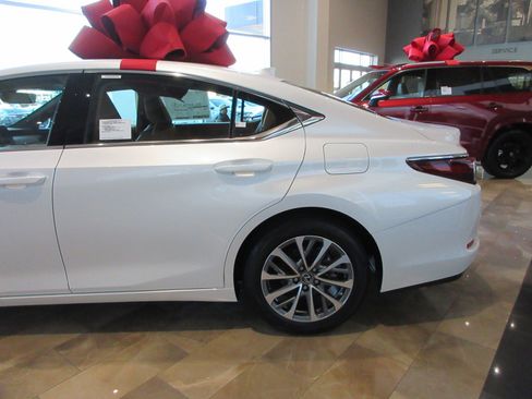 New 2025 Lexus ES 350 image 4
