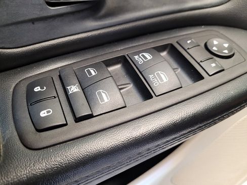 Used 2016 Dodge Grand Caravan SXT image 27