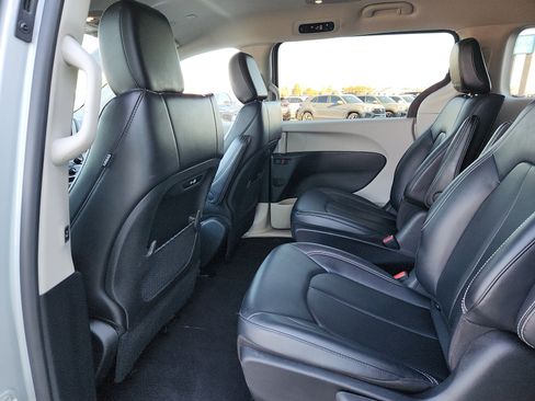Used 2024 Chrysler Pacifica Select image 12