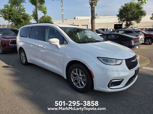 Used 2021 Chrysler Pacifica Touring FWD image 3