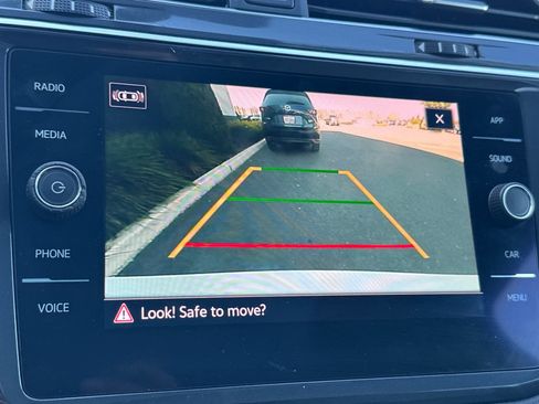 Used 2021 Volkswagen Tiguan SE w/ Panoramic Sunroof Package image 19