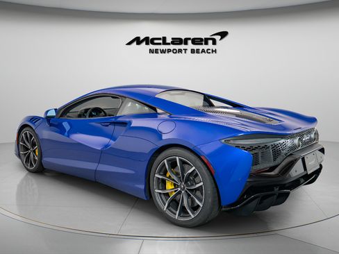 Used 2024 McLaren Artura RWD image 4