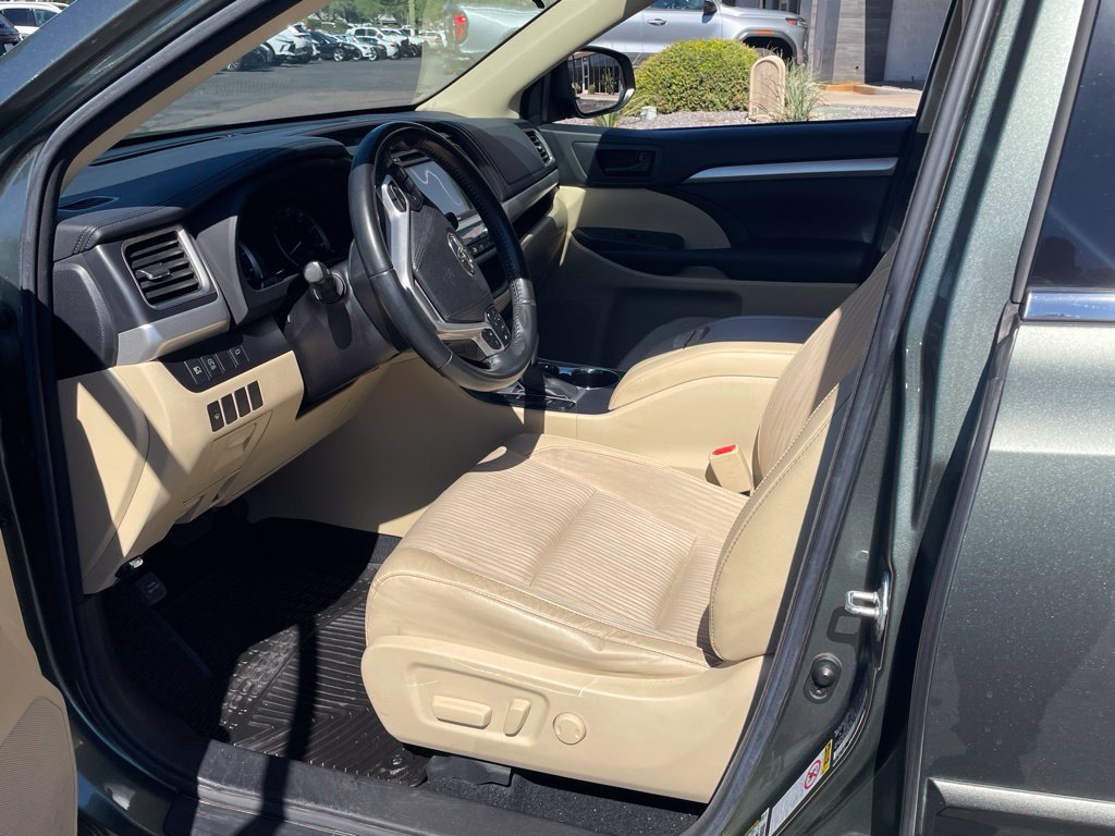 Used 2017 Toyota Highlander Plus FWD image 9