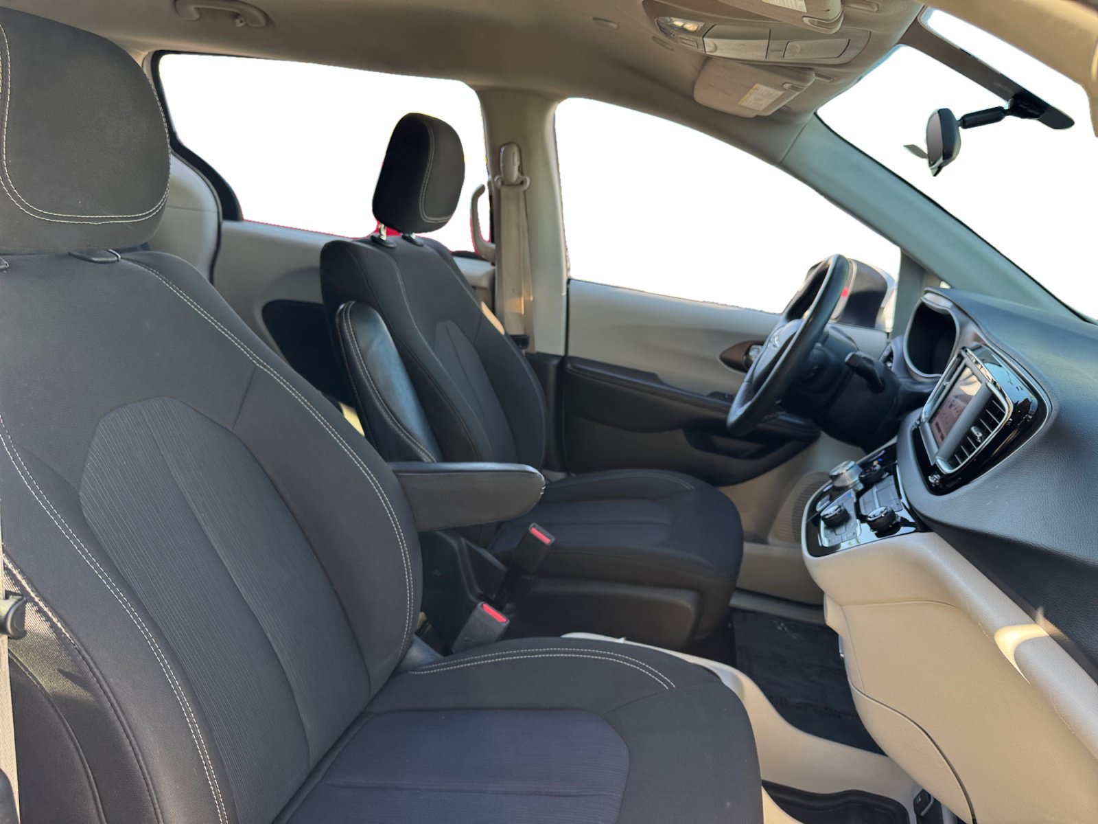 Used 2022 Chrysler Voyager LX FWD image 15