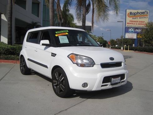 Used 2011 Kia Soul + FWD image 1