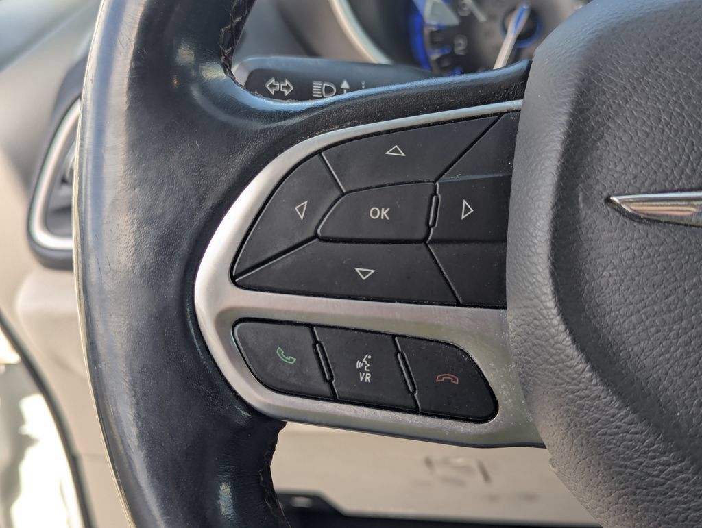 Used 2020 Chrysler Pacifica Touring-L w/ Advanced Safetytec Group FWD image 19