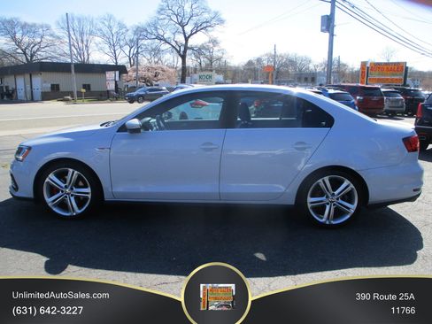 Used 2017 Volkswagen Jetta GLI FWD image 3