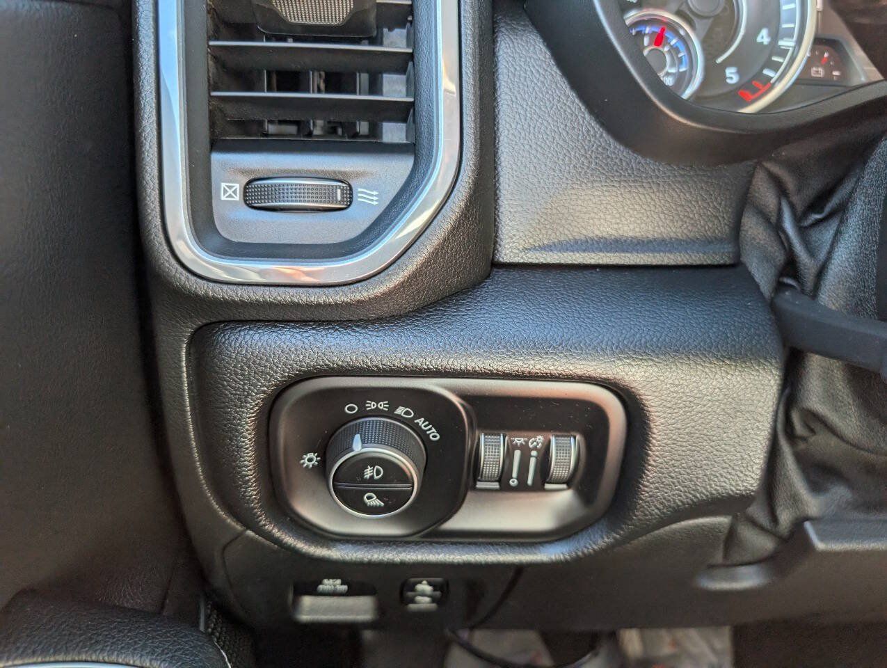 Used 2020 RAM 1500 Laramie AWD/4WD image 19