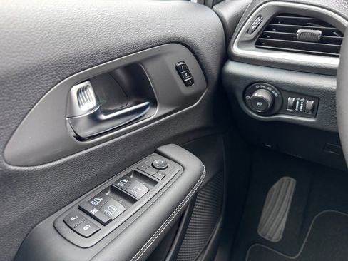New 2025 Chrysler Pacifica Select AWD/4WD image 13