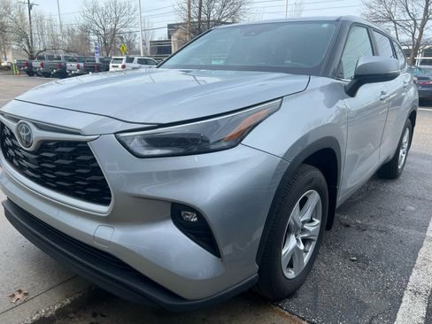 Used 2024 Toyota Highlander LE image 3