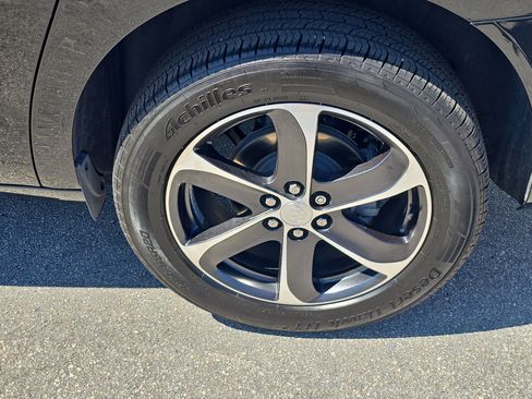 Used 2022 Buick Enclave Essence w/ Sport Touring Edition image 28