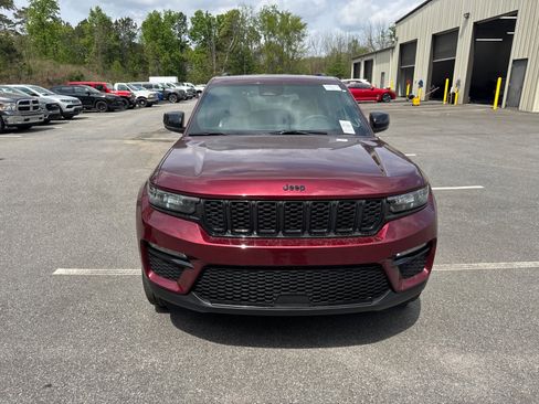 Used 2025 Jeep Grand Cherokee Limited w/ Black Appearance Package image 2