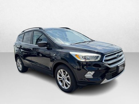 Used 2017 Ford Escape SE w/ Equipment Group 201A image 3