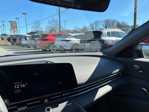 Used 2025 Hyundai Elantra SEL image 35