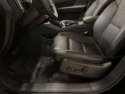 Used 2025 Volvo XC40 B5 Plus image 62
