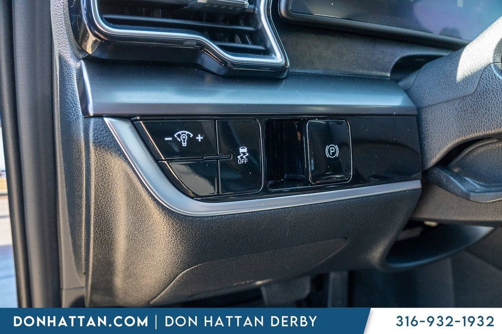 Used 2025 Kia Sportage EX FWD image 19