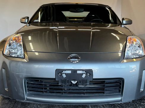 Used 2005 Nissan 350Z Enthusiast w/ (S02) Side Air Bags Pkg image 3