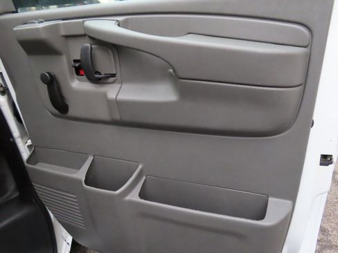 Used 2013 Chevrolet Express 2500 image 17