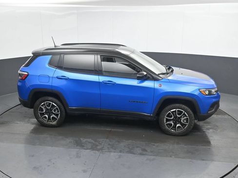 Used 2025 Jeep Compass Trailhawk AWD/4WD image 32