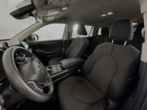 Used 2025 Toyota Highlander LE image 13