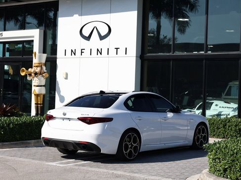 Used 2022 Alfa Romeo Giulia Veloce image 4