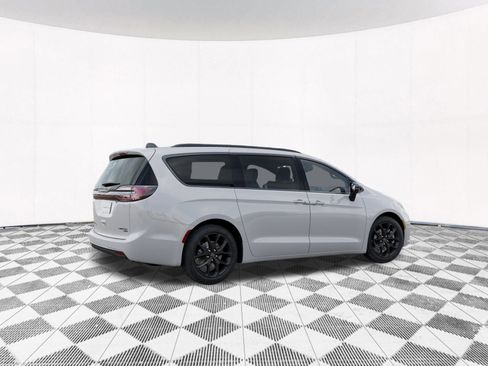 New 2026 Chrysler Pacifica Limited image 5