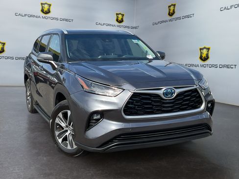 Used 2023 Toyota Highlander XLE FWD image 3