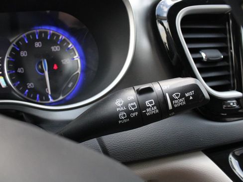 Used 2022 Chrysler Pacifica Touring-L w/ Uconnect Theater Family Group FWD image 14