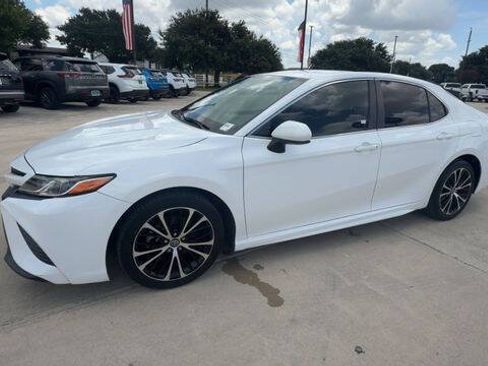 Used 2019 Toyota Camry SE FWD image 4