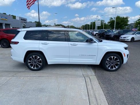 Used 2023 Jeep Grand Cherokee L Overland w/ Luxury Tech Group IV AWD/4WD image 2