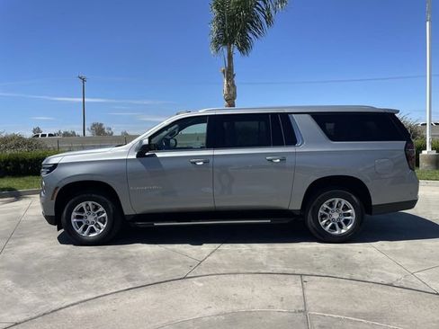 Used 2025 Chevrolet Suburban LS RWD image 5