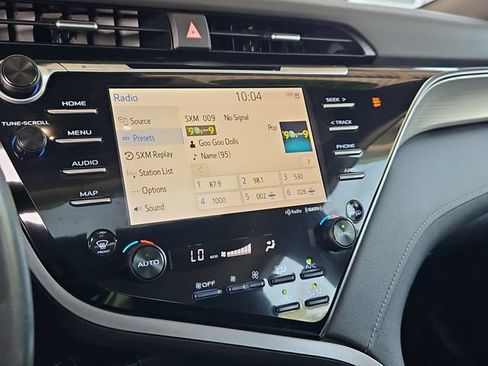 Used 2020 Toyota Camry SE w/ Sunroof Package FWD image 18