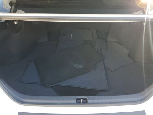 Used 2022 Toyota Camry SE image 9