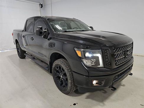 Used 2019 Nissan Titan SV w/ SV Convenience Package AWD/4WD image 3