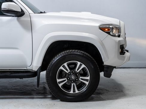 Used 2019 Toyota Tacoma TRD Sport image 12