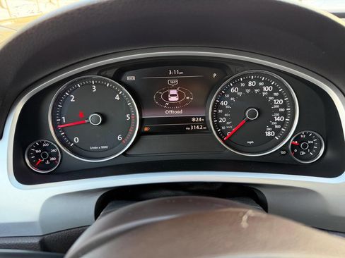 Used 2013 Volkswagen Touareg Sport image 21