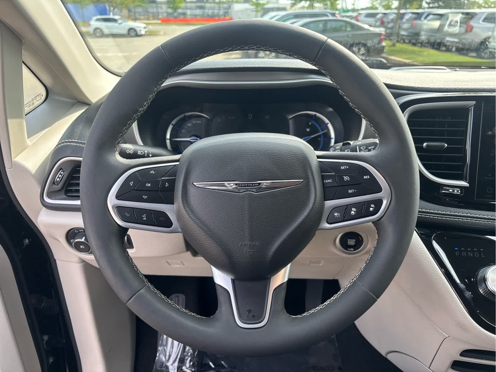 Used 2023 Chrysler Pacifica Touring-L FWD image 18