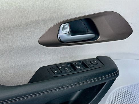 Used 2018 Chrysler Pacifica LX FWD image 18