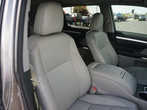 Used 2017 Toyota Highlander XLE FWD image 20