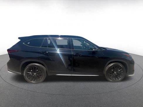 Used 2025 Toyota Highlander XSE AWD/4WD image 16