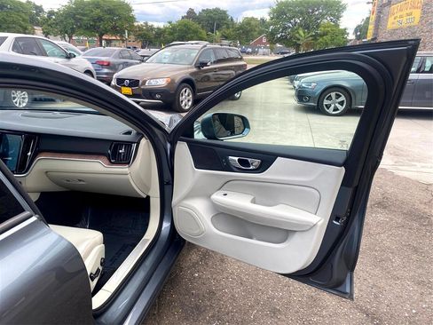 Used 2019 Volvo S60 T6 Momentum w/ Multimedia Package image 33