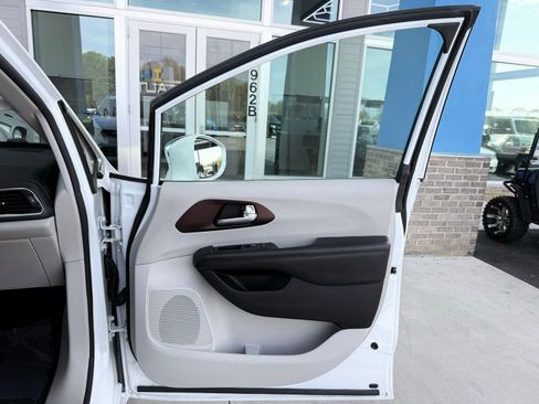 Used 2020 Chrysler Pacifica Limited image 29