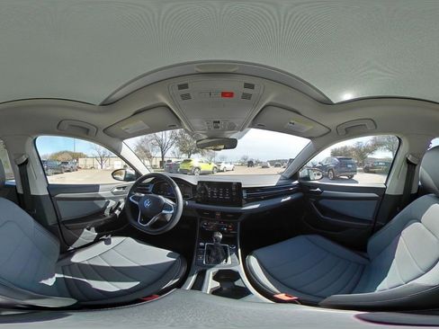 Used 2025 Volkswagen Jetta SE image 43