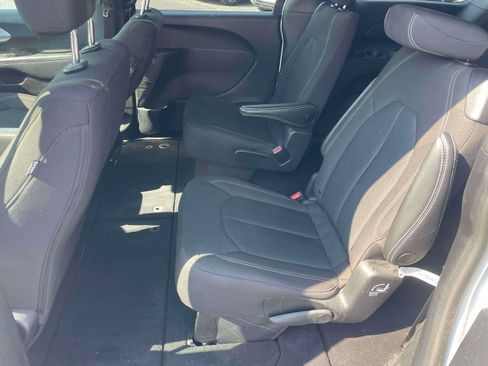 Used 2023 Chrysler Pacifica Touring FWD image 14